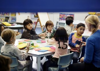 Espace moderne Happy kids at elementary school